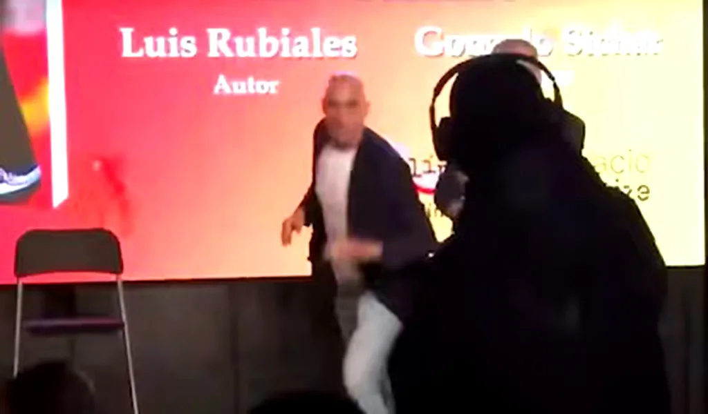 Lanzan huevos a Luis Rubiales en presentación de su libro en Madrid