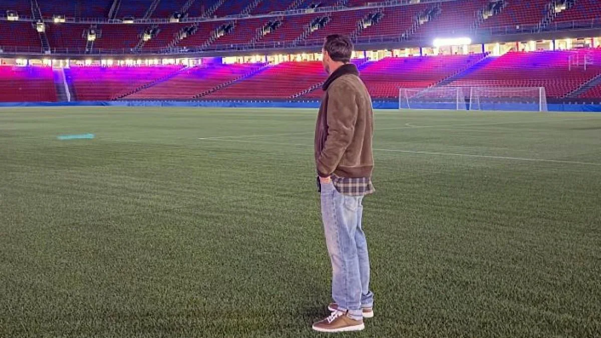 Leo Messi visita el Camp Nou 