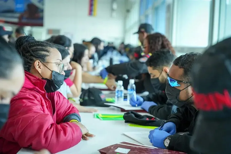 Nacional.- Un avión de Estados Unidos con 175 migrantes deportados aterrizó este miércoles en Venezuela, en medio de la crisis por la cancelación en cascada de vuelos internacionales, provocada por el reciente aviso del país norteamericano sobre “extremar la precaución” al sobrevolar el territorio venezolano y el sur del Caribe, en medio del despliegue militar de Washington en la región.