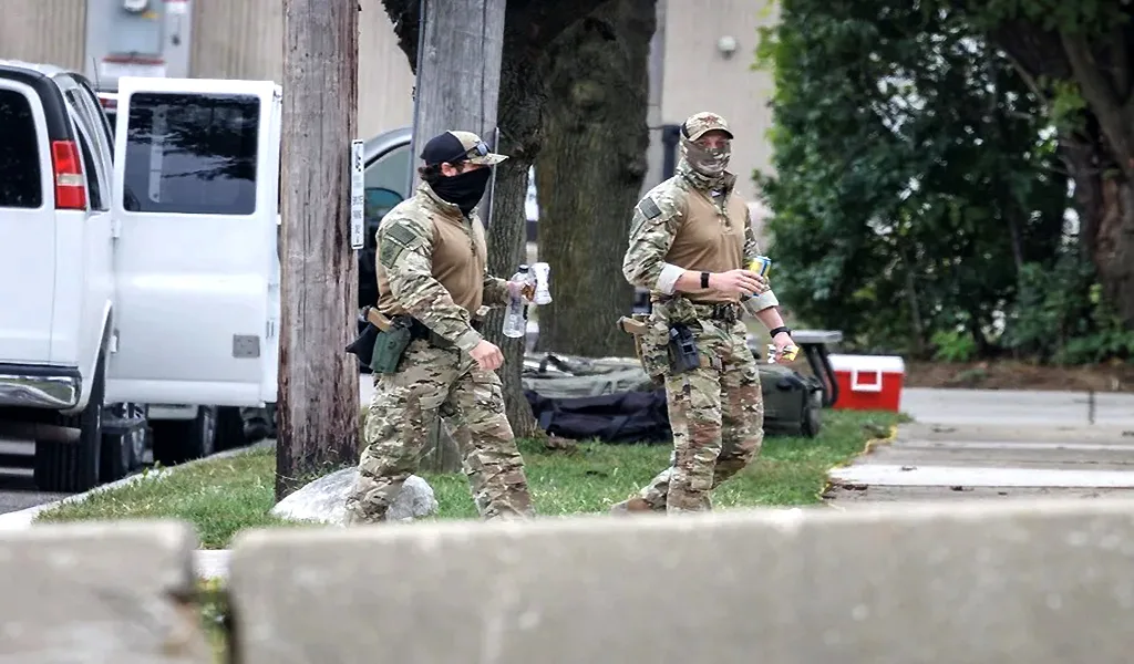Un juez federal ordena liberar a cientos de arrestados en las redadas migratorias en Chicago