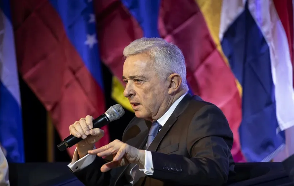 Uribe advierte que Colombia corre el riesgo de bombardeos por albergar a terroristas