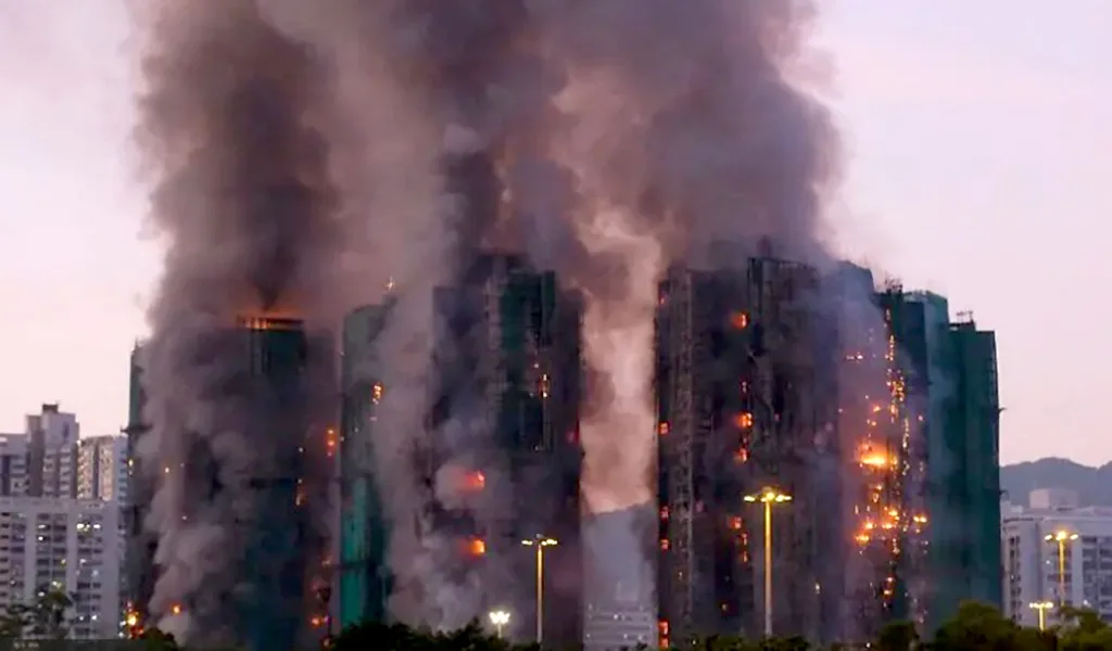 Van 36 fallecidos y 279 desaparecidos por el incendio en Hong Kong