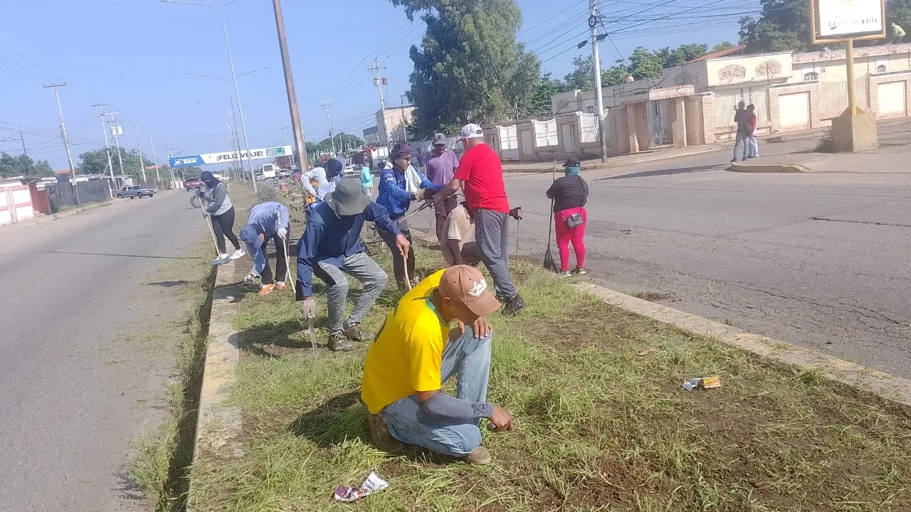 Plan de limpieza en la avenida intercomunal de Cabimas
