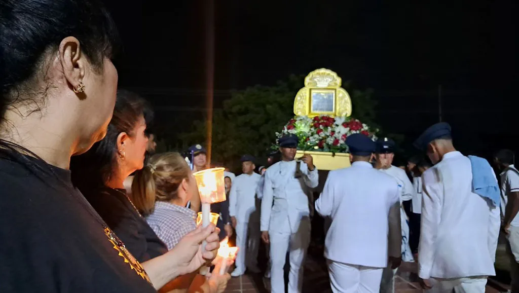 “Hoy le damos la bienvenida a nuestra patrona para que nos siga iluminando y guiando”, recalcó la funcionaria pública.
