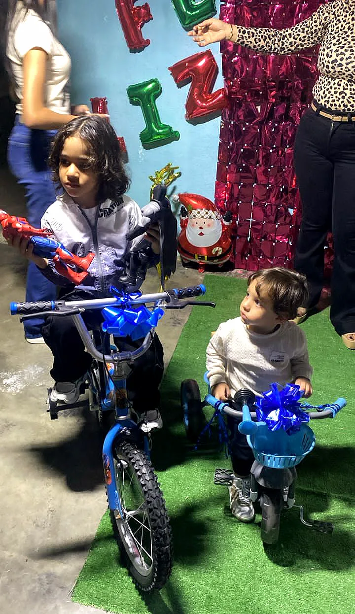 Así disfrutaron los niños con la llegada de Santa Claus 2 r
