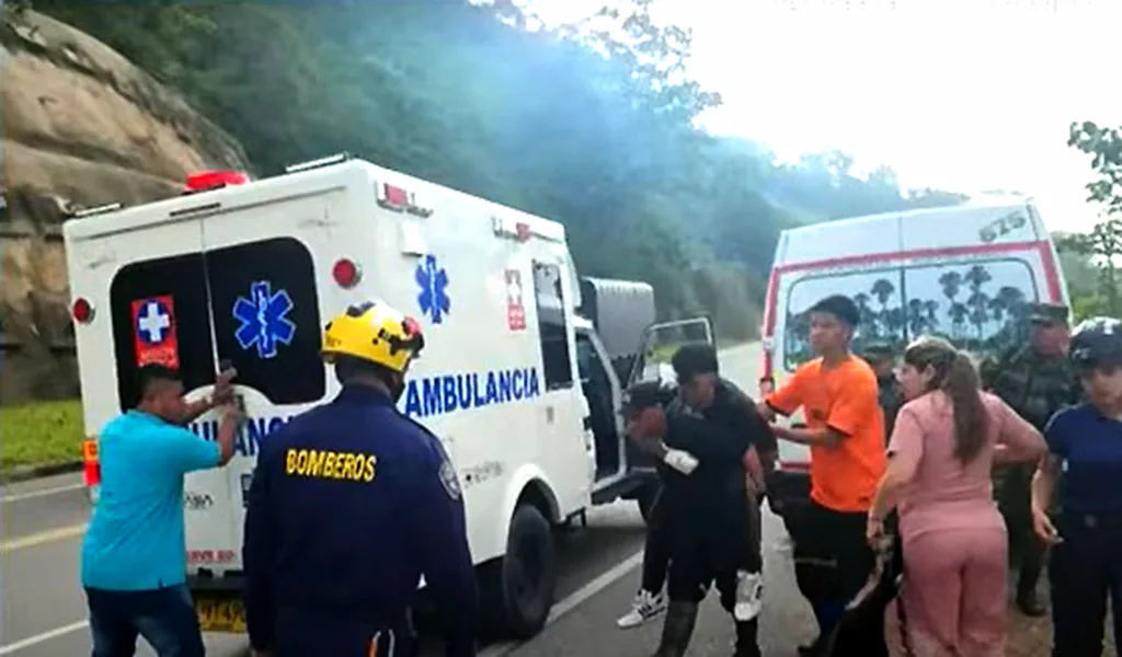 Bus escolar cayó a un abismo en Colombia