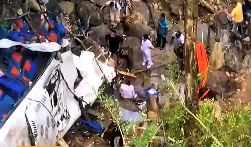 Bus escolar cayó a un abismo en Colombia