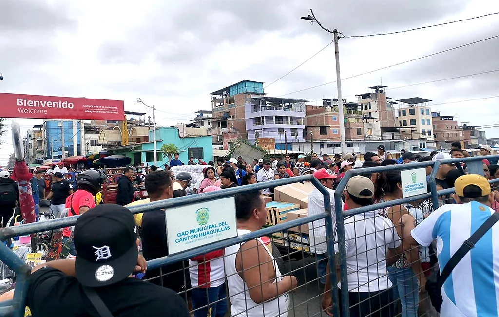 Cierran paso fronterizo en Ecuador por expulsión de migrantes venezolanos desde Perú