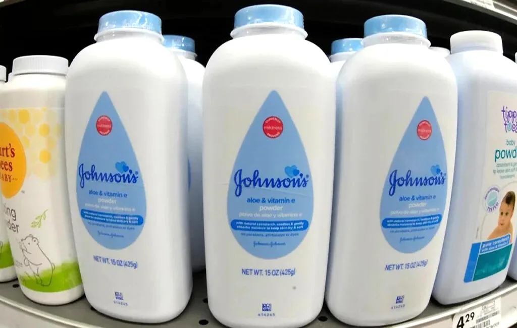 Condenan a Johnson & Johnson a pagar a mujer con cáncer