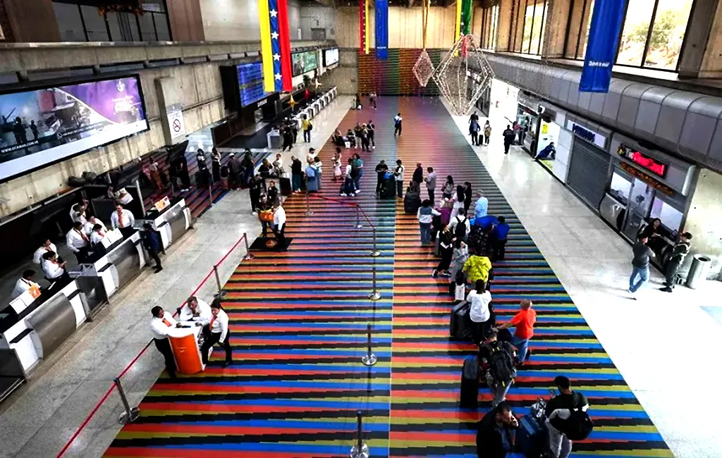 Nacional.- El principal aeropuerto de Venezuela, el Simón Bolívar, que sirve a Caracas, no tiene en su programación de este viernes salidas ni llegadas de vuelos operados por compañías internacionales, cuando se cumplen dos semanas de que Estados Unidos emitiera una advertencia sobre el espacio aéreo del país que desató una ola de cancelaciones por parte de compañías extranjeras.