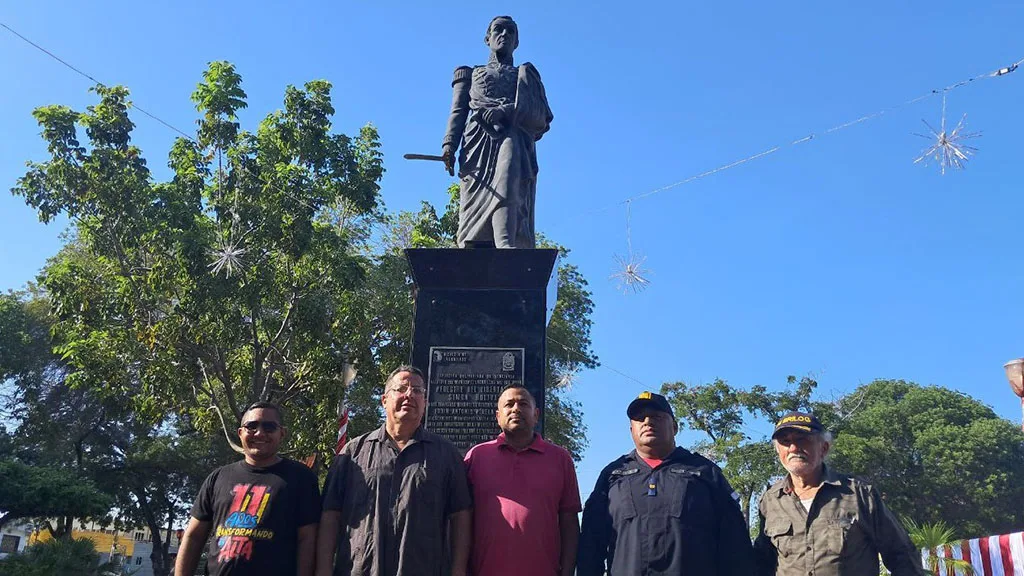 la Intendencia de Seguridad Ciudadana, el CPBEZ, PoliLagunillas y el cultor Wolfang Conil unieron esfuerzos para instalar una nueva réplica de la espada de Bolívar en la estatua ubicada en la plaza que lleva su mismo nombre, en Ciudad Ojeda.