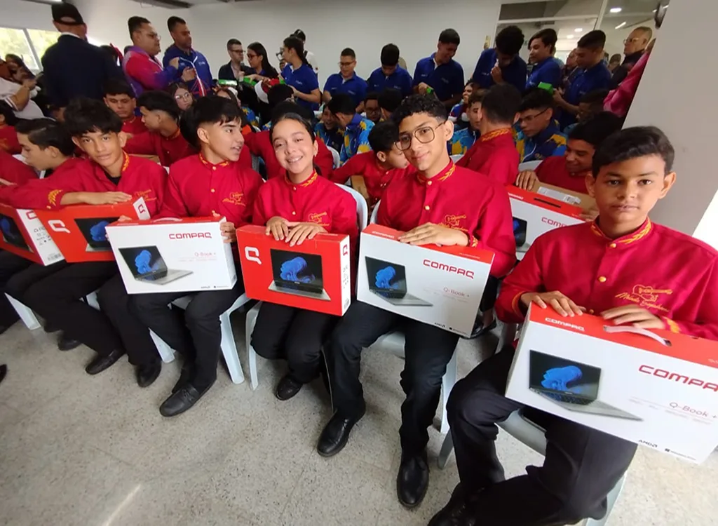 Ganadores y clasificados recibieron sus premios