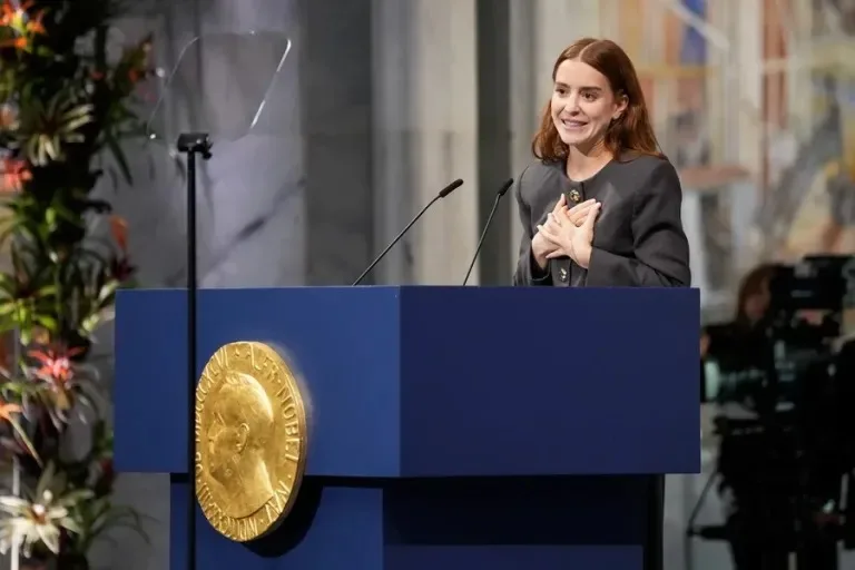 Hija de María Corina Machado recibe en su nombre el Nobel de la Paz