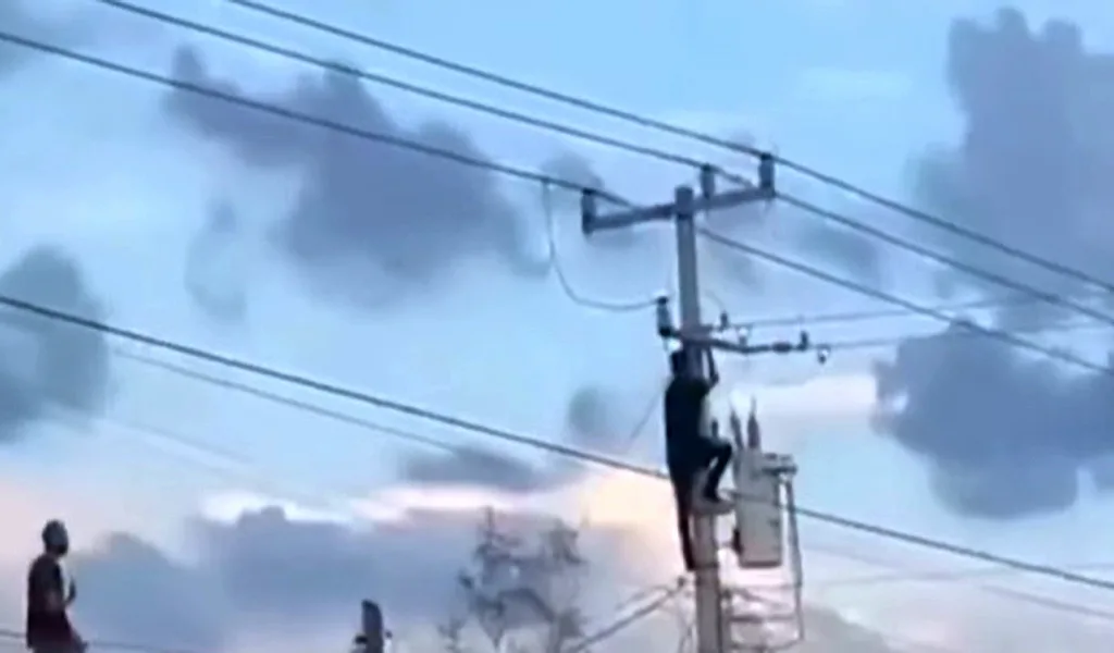 Hombre se sube a un poste huyendo de la policía y se electrocuta t
