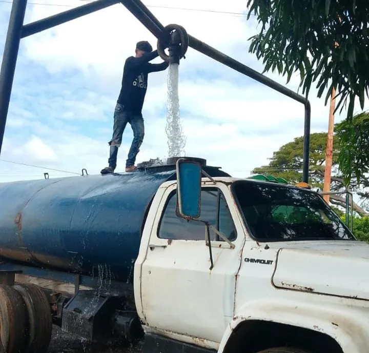 La Alcaldía Bolivariana Valmore Rodríguez, bajo el liderazgo de la alcaldesa Yurani Pino, ha implementado un plan de contingencia para asegurar el suministro de agua potable a las comunidades de los campos petroleros.