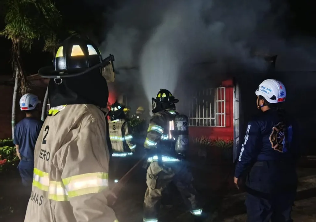 Voraz incendio consume vivienda en su totalidad en el sector La Rosa de Cabimas