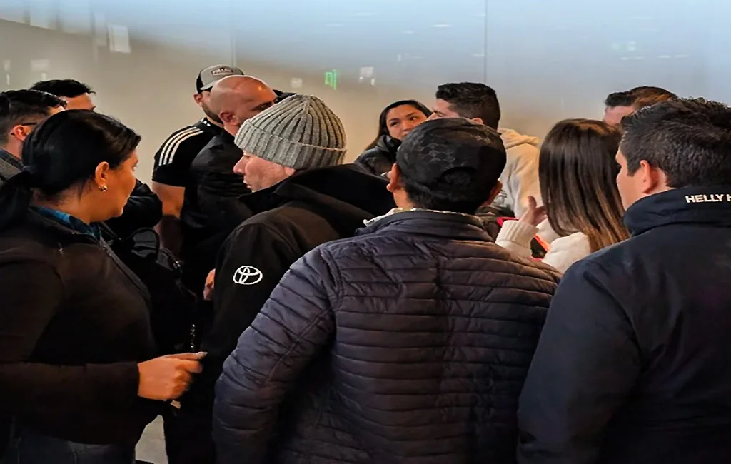 Intentan desalojar a venezolanos varados en aeropuerto de Barajas