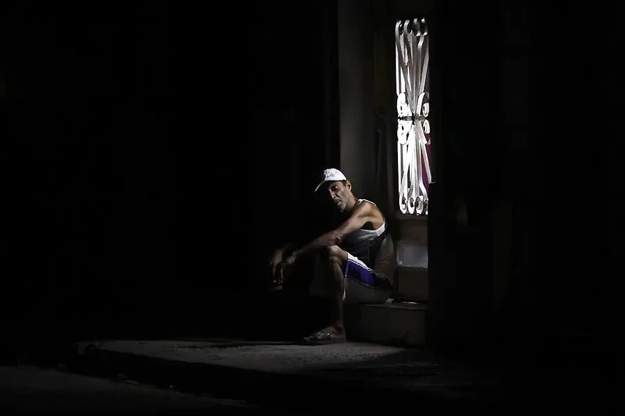 Internacional.- Washington ahoga a Caracas y es La Habana quien se queda sin resuello. La presión de EE UU sobre la “flota fantasma” de Venezuela perjudica sobremanera a Cuba que ahora, en lo peor de su crisis sistémica, ve además cómo se desploman los envíos de crudo de su aliado bolivariano.