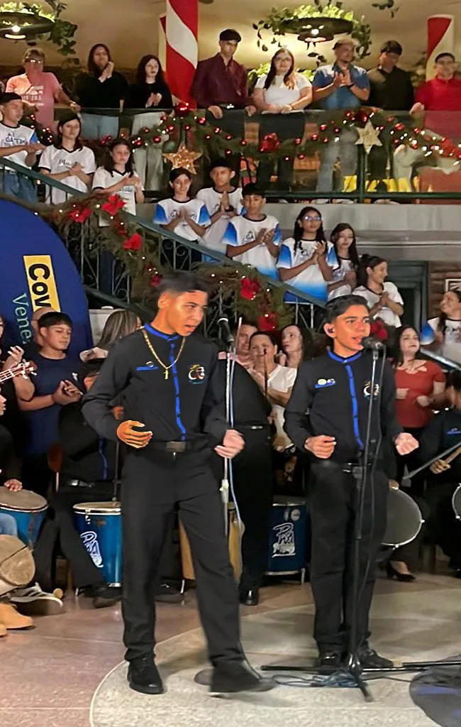 Los Hijos de la Chinita celebran el estreno de su nuevo cover 4 r