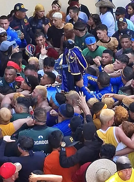 Los Pelos Amarillos pagaron promesas a San Benito 2