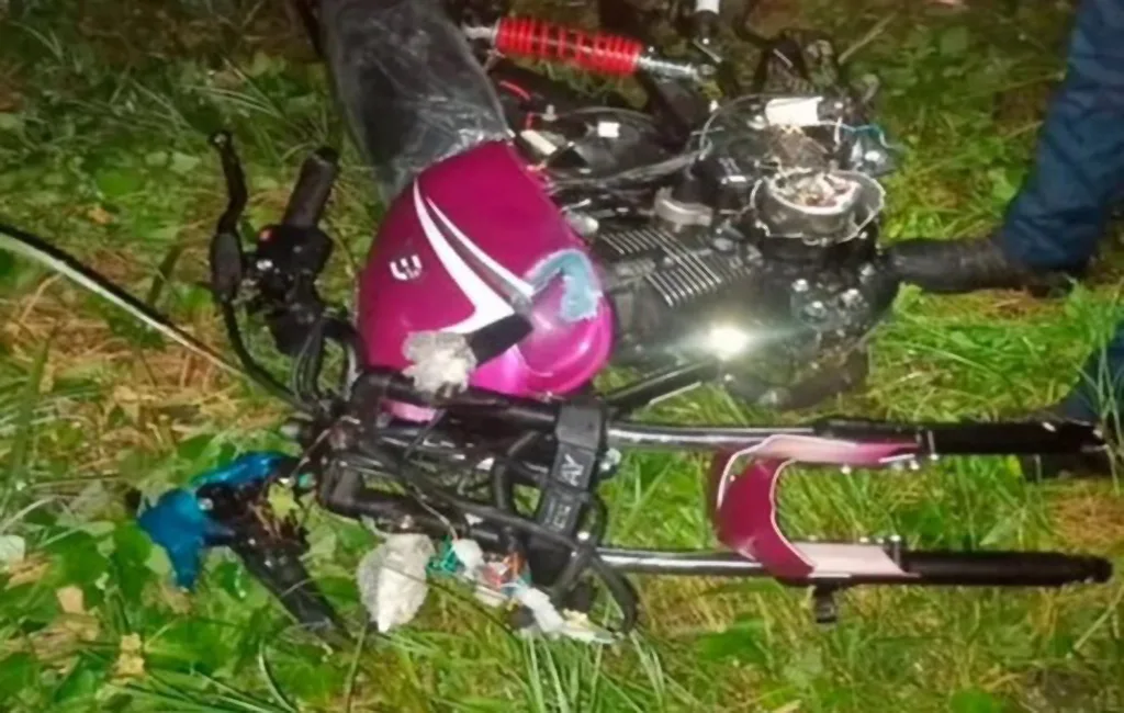 Mueren dos jóvenes en choque frontal de motos en Colón