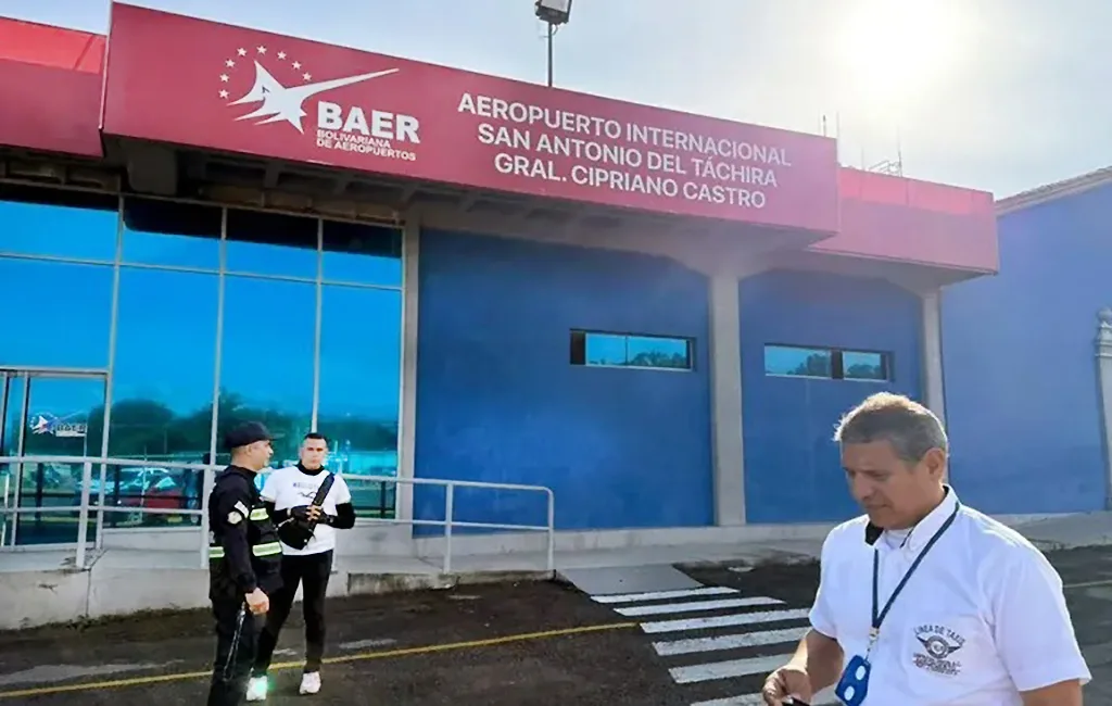 Pasajeros improvisan rutas por tierra