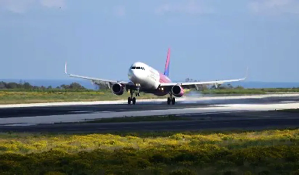 Piloto de American Airlines aterriza sin permiso para salvar la vida de un niño