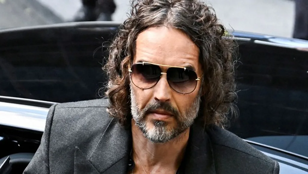 Russell Brand imputado por violación y agresión sexual