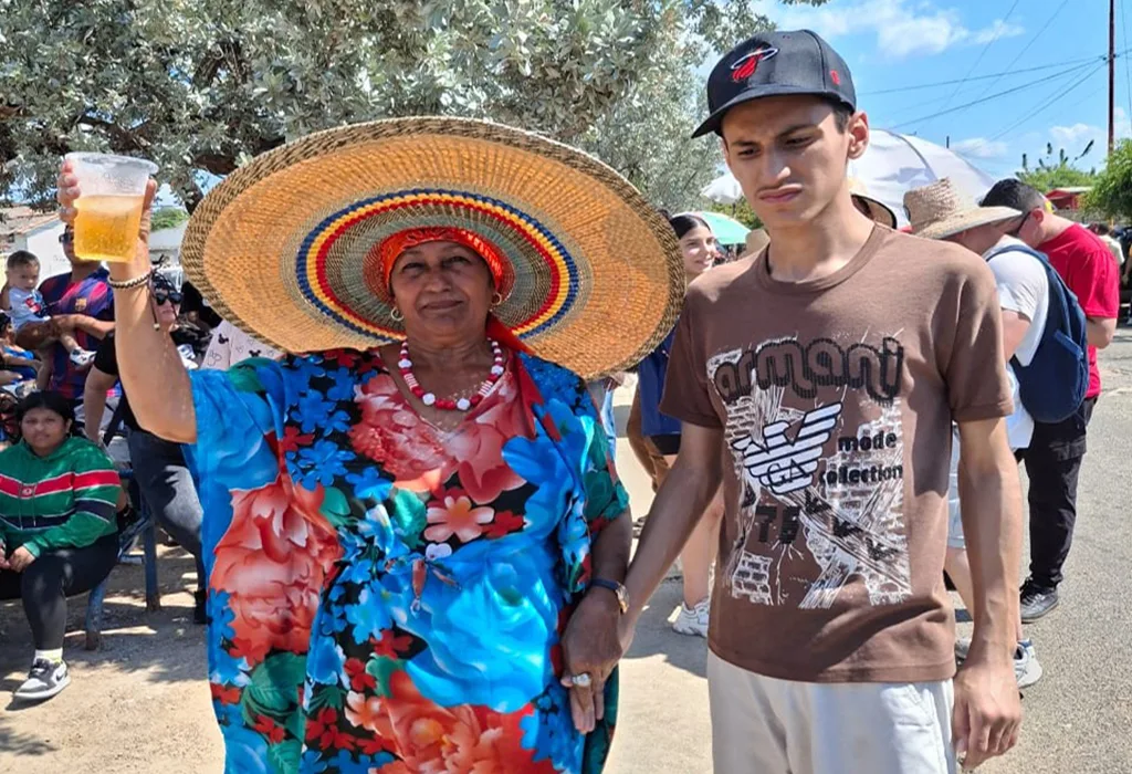 SAN BENITO GENTE 5 r