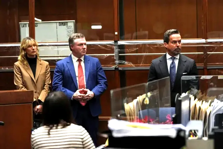 Tribunal establece detención sin fianza para hijo de Rob Reiner