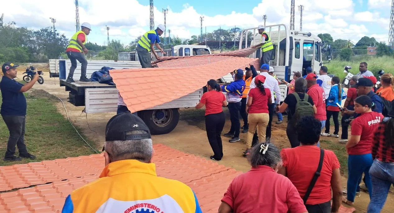 Viceministro de Hábitat y Vivienda, G/D Audi Delgado entregó materiales de construcción Lagunillas 1 .jpg