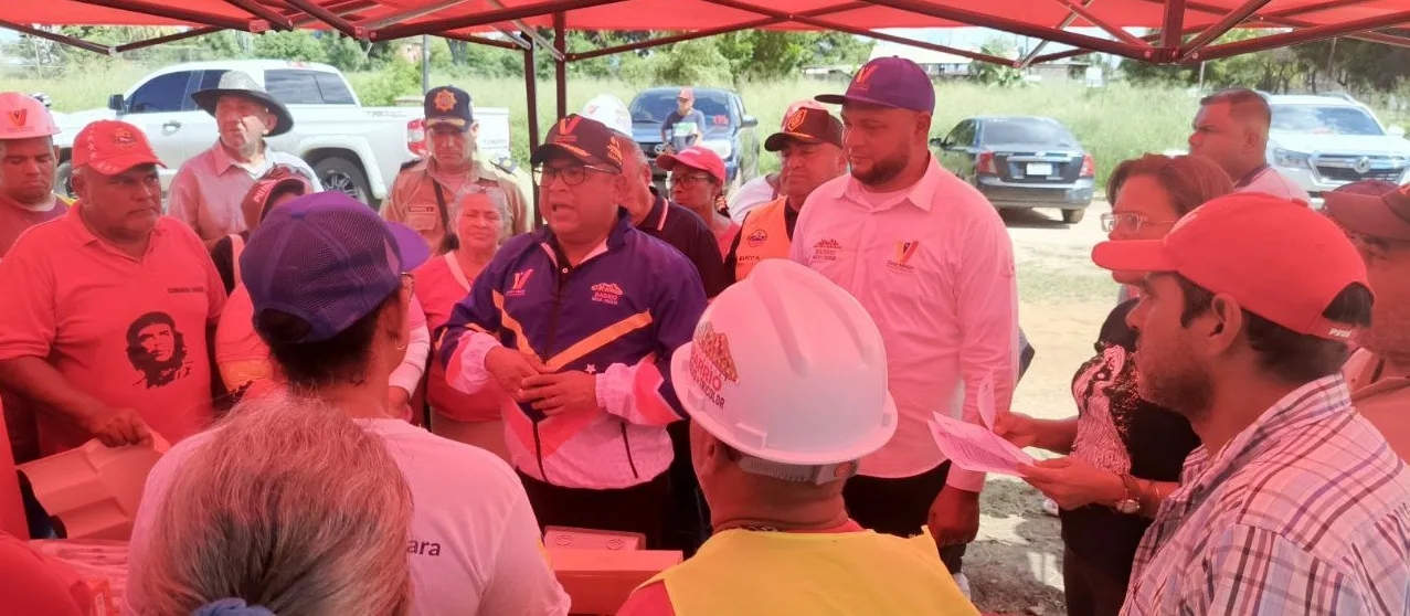 Viceministro de Hábitat y Vivienda, G/D Audi Delgado entregó materiales de construcción Lagunillas 1 .jpg