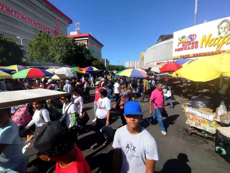 ¡Abarrotado el Centro! Los marabinos aprovechan las últimas ofertas navideñas horas antes de Nochebuena