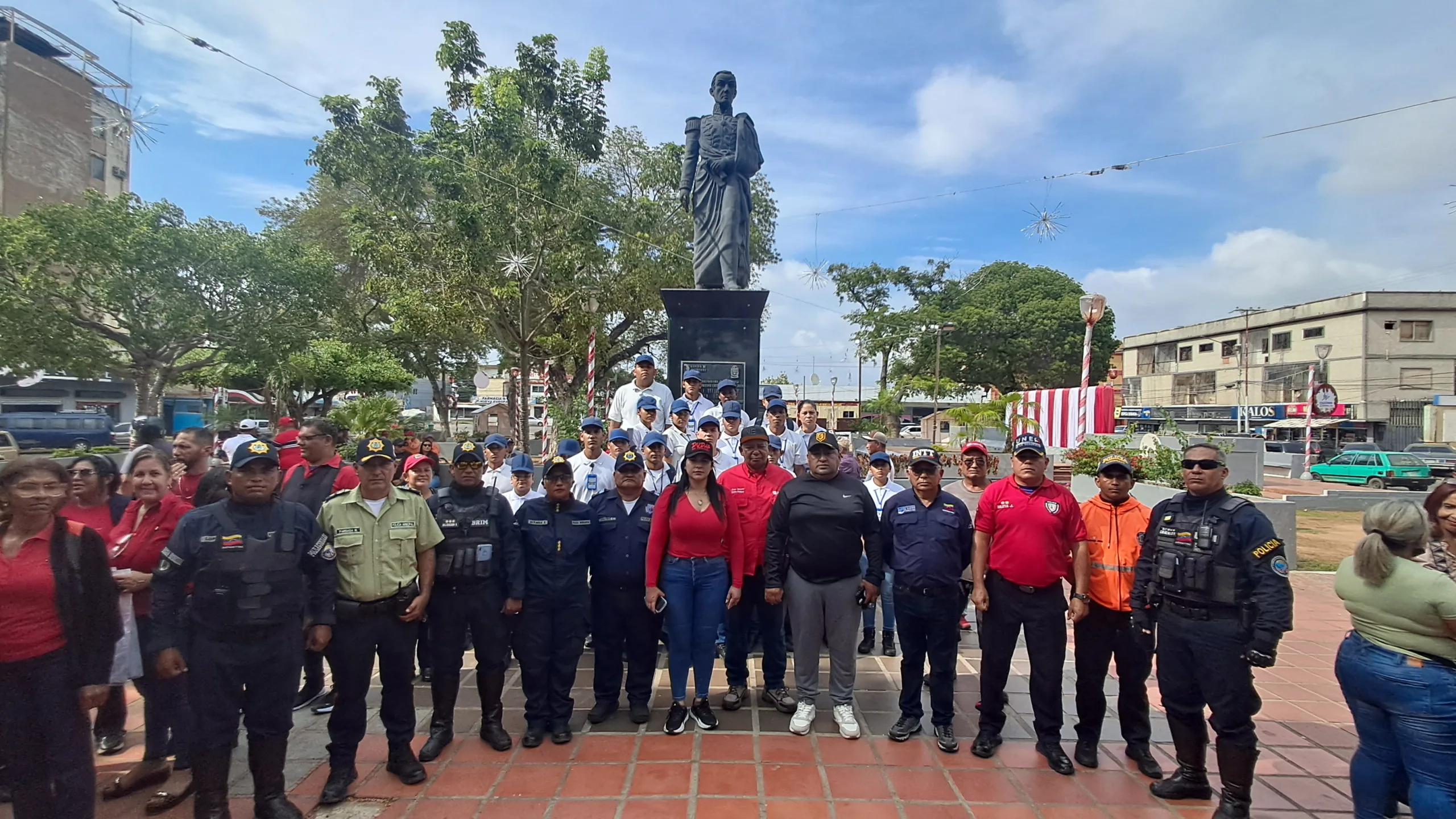 Este lunes 5 de enero, diversos movimientos sociales y políticos revolucionarios del municipio Lagunillas se concentraron en la emblemática Plaza Bolívar de Ciudad Ojeda para llevar a cabo una asamblea constituyente popular.