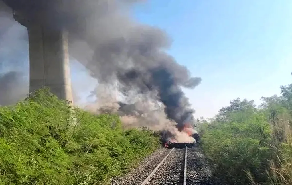 Al menos 29 muertos y 30 heridos al caer una grúa sobre un tren en Tailandia