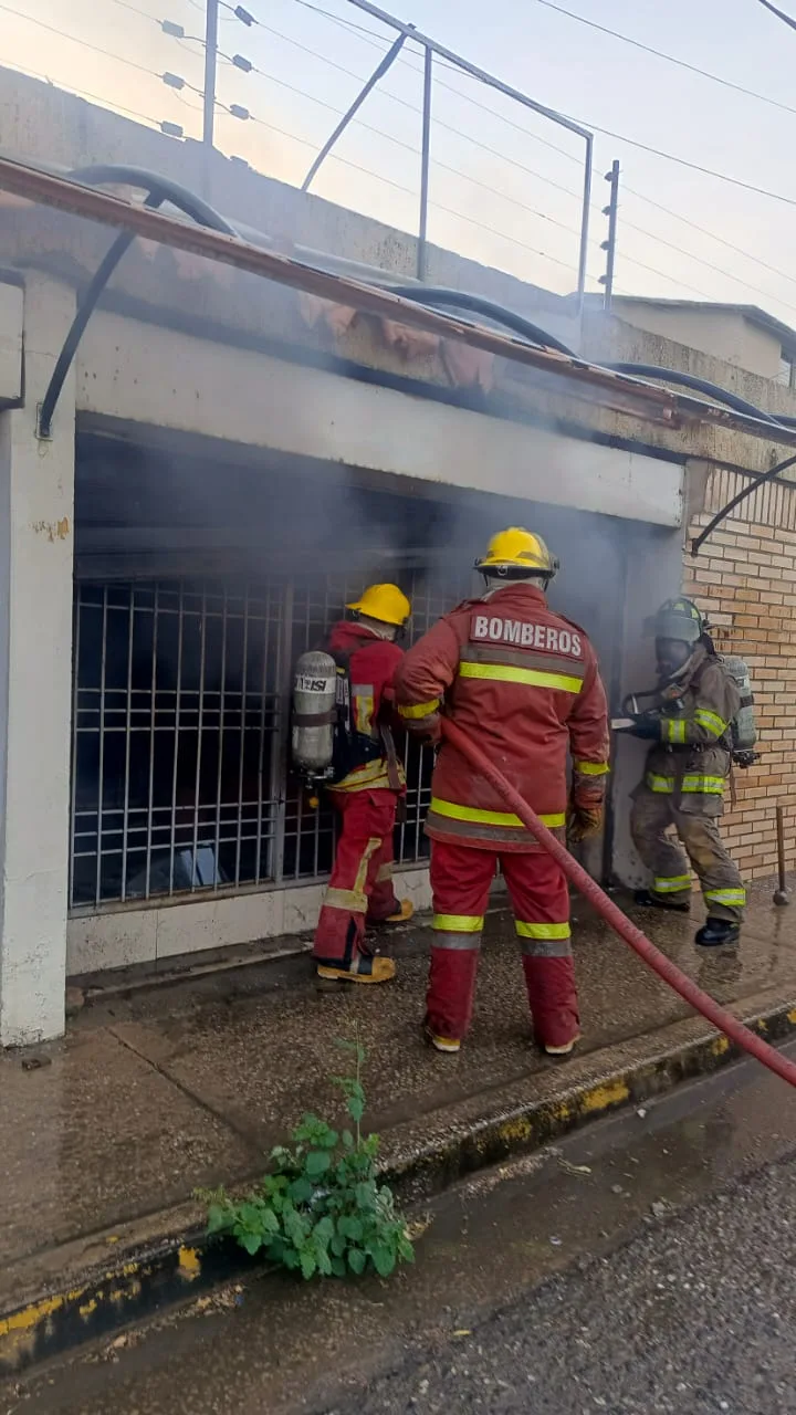 Bomberos de Cabimas sofocan incendio en panadería de la Urbanización Las 50 2