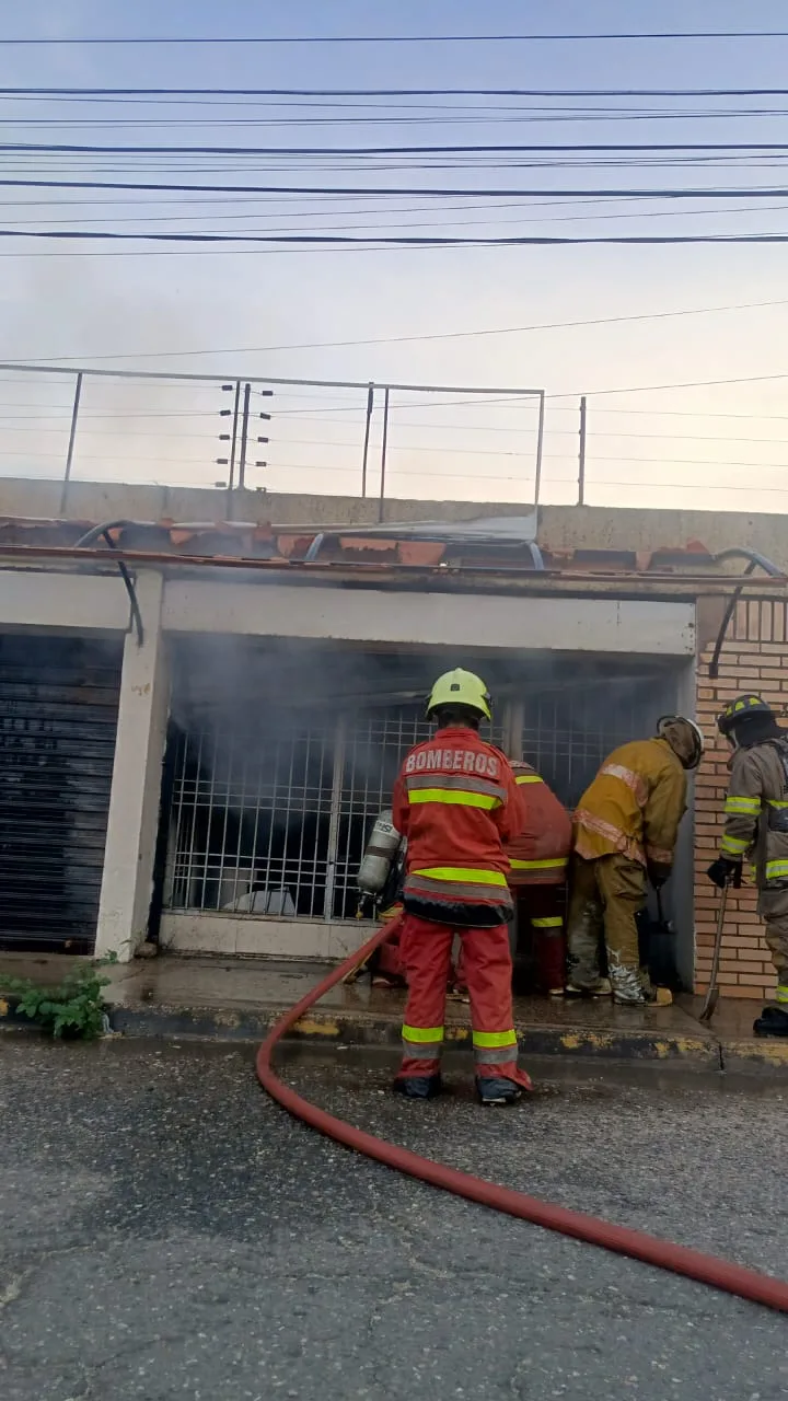 Bomberos de Cabimas sofocan incendio en panadería de la Urbanización Las 50 3