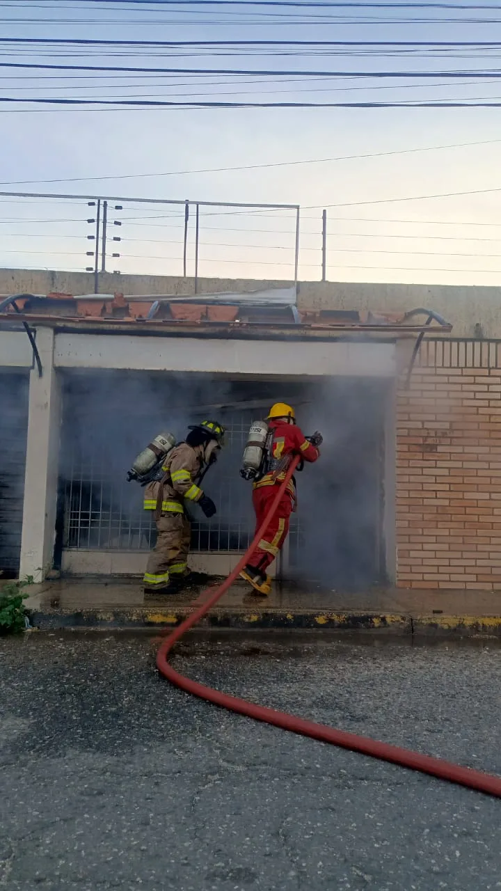 Bomberos de Cabimas sofocan incendio en panadería de la Urbanización Las 50 4