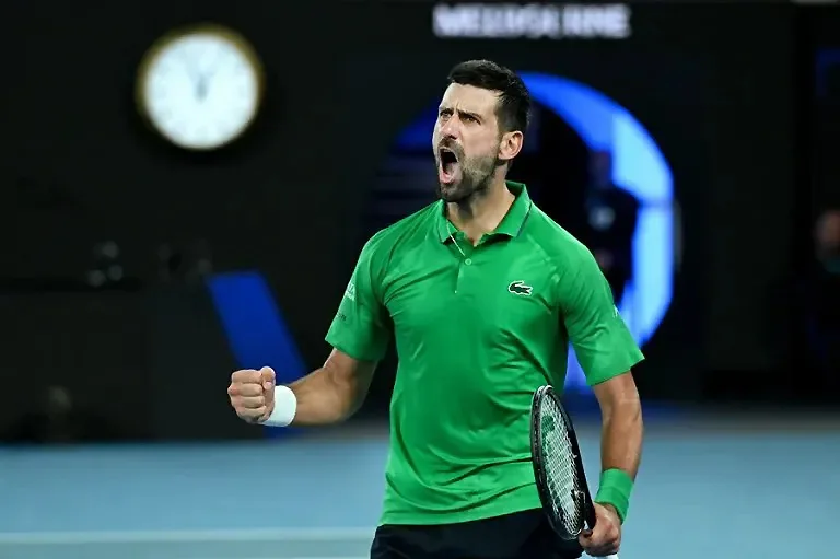 Djokovic gana a Sinner y se medirá a Alcaraz en la final de Australia