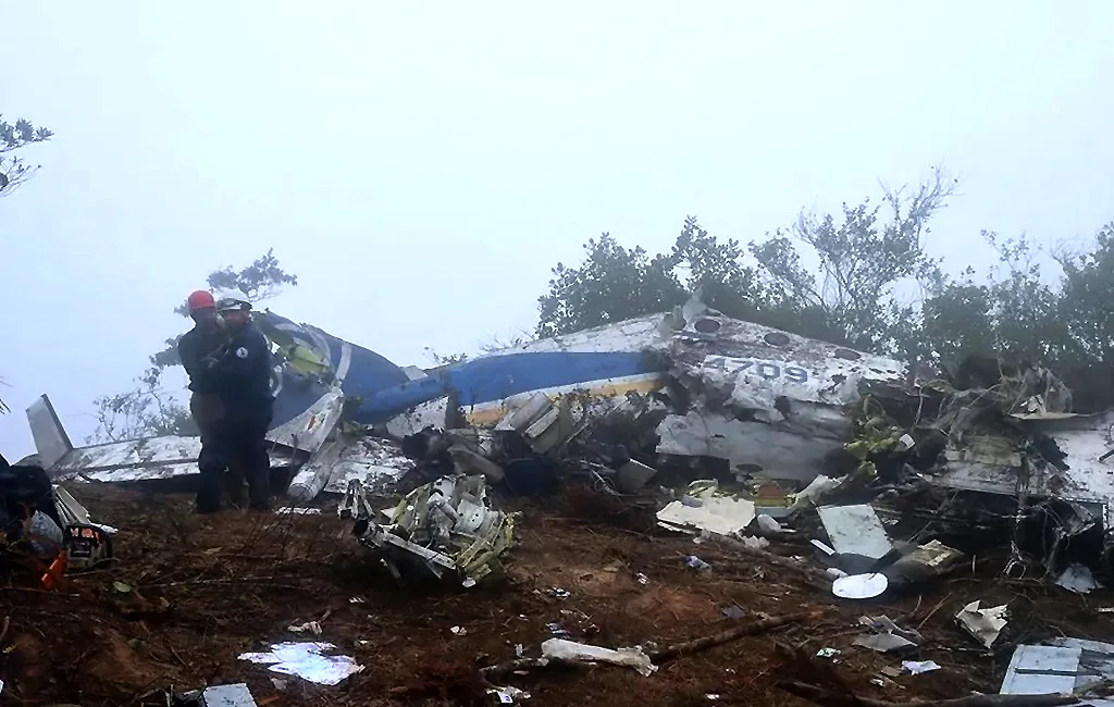 Entre la niebla y arbustos buscan respuestas al accidente aéreo