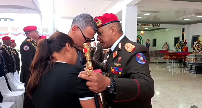 Nacionales.- La Fuerza Armada Nacional Bolivariana (FANB) rindió homenaje póstumo a 24 soldados que murieron en los ataques de Estados Unidos contra el país el pasado sábado, cuando fuerzas norteamericanas secuestraron al presidente Nicolás Maduro y a su esposa, la primera dama Cilia Flores.