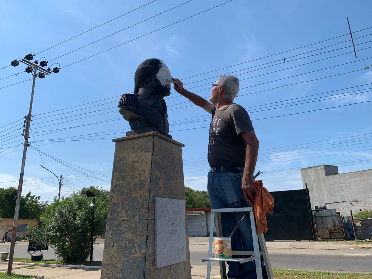 Rrevitalizan patrimonio escultórico de Lagunillas . . Como parte de la agenda conmemorativa por los 89 años de la fundación de Ciudad Ojeda, la Alcaldía de Lagunillas ha iniciado un ambicioso plan de restauración y embellecimiento del patrimonio escultórico y áreas históricas del municipio. Los trabajos, que arrancaron formalmente esta semana, buscan devolverle la vistosidad a los espacios que rinden honor a los próceres de la patria y a la identidad local. Esta etapa inicial se centra en la recuperación de tres puntos emblemáticos ubicados en el corredor histórico y patrimonial de la Avenida 34 tales como Plaza Francisco de Miranda, Plaza General en Jefe Rafael Urdaneta y la Plaza General Eleazar López Contreras. Johnny Rojas, integrante de la Comisión Aniversaria, informó que las labores comenzaron con la intervención de los bustos de los personajes patrios. Según Rojas, el objetivo principal es enaltecer la cultura y la historia del municipio a través de la recuperación física de estos monumentos. La responsabilidad de la restauración recae en el escultor Johnny Rincón, quien cuenta con una reconocida trayectoria en la preservación de obras escultóricas. Su labor asegura que el proceso cumpla con los estándares técnicos necesarios para la conservación del patrimonio a largo plazo. Por su parte, el alcalde de Lagunillas, José Mosquera Adarme, ha impulsado este plan de rescate que no se limitará a la Avenida 34. Rojas precisó que el proyecto se extenderá hacia otras zonas del casco central, incluyendo el Bulevar Sucre. Entre tanto, el éxito de este plan de rescate patrimonial es el resultado de un esfuerzo conjunto entre diversas dependencias de la municipalidad, entre las que destacan:Ingeniería Municipal, Dirección de Ambiente, Dirección de Cultura. Sedegas, Sedemabul y Vivienda. Con estas acciones, el Gobierno Municipal busca no solo celebrar un aniversario más de la ciudad, sino también fomentar el sentido de pertenencia y el cuidado de los espacios públicos que definen la identidad lagunillenses. Raúl Arroyo Valera Foto: Cortesía EL REGIONAL DEL ZULIA