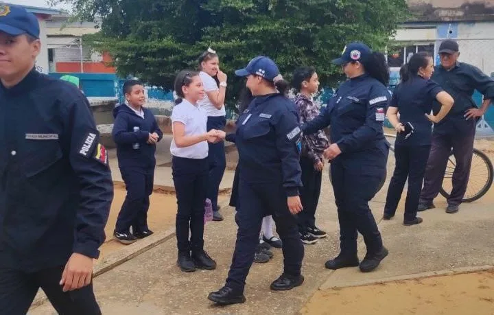 Siguiendo las instrucciones del Viceministerio del Sistema Integrado de Policía (Visipol) y bajo la supervisión del comisario general Henry Barco, funcionarios de PoliLagunillas se desplegaron con éxito en diversos planteles educativos del municipio Lagunillas para garantizar un retorno a las aulas seguro y organizado.