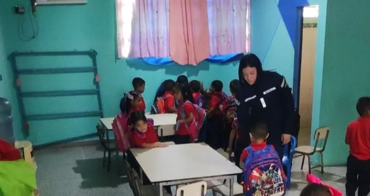 Siguiendo las instrucciones del Viceministerio del Sistema Integrado de Policía (Visipol) y bajo la supervisión del comisario general Henry Barco, funcionarios de PoliLagunillas se desplegaron con éxito en diversos planteles educativos del municipio Lagunillas para garantizar un retorno a las aulas seguro y organizado.