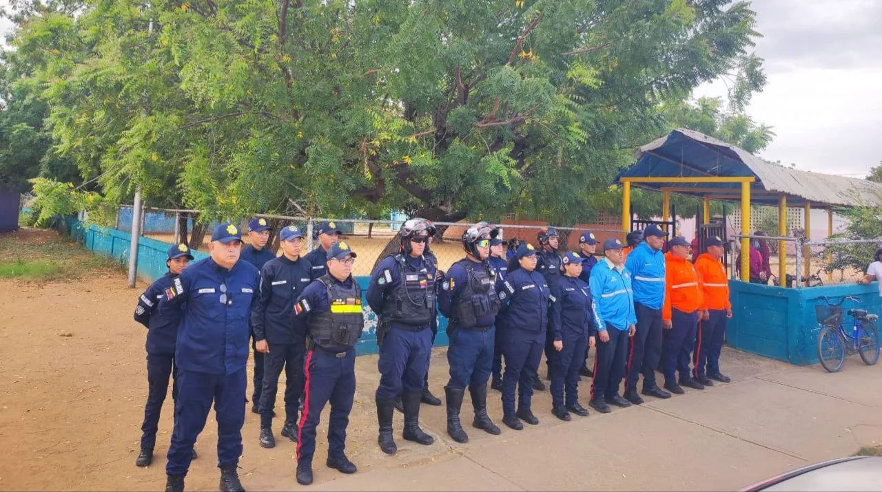 Siguiendo las instrucciones del Viceministerio del Sistema Integrado de Policía (Visipol) y bajo la supervisión del comisario general Henry Barco, funcionarios de PoliLagunillas se desplegaron con éxito en diversos planteles educativos del municipio Lagunillas para garantizar un retorno a las aulas seguro y organizado.