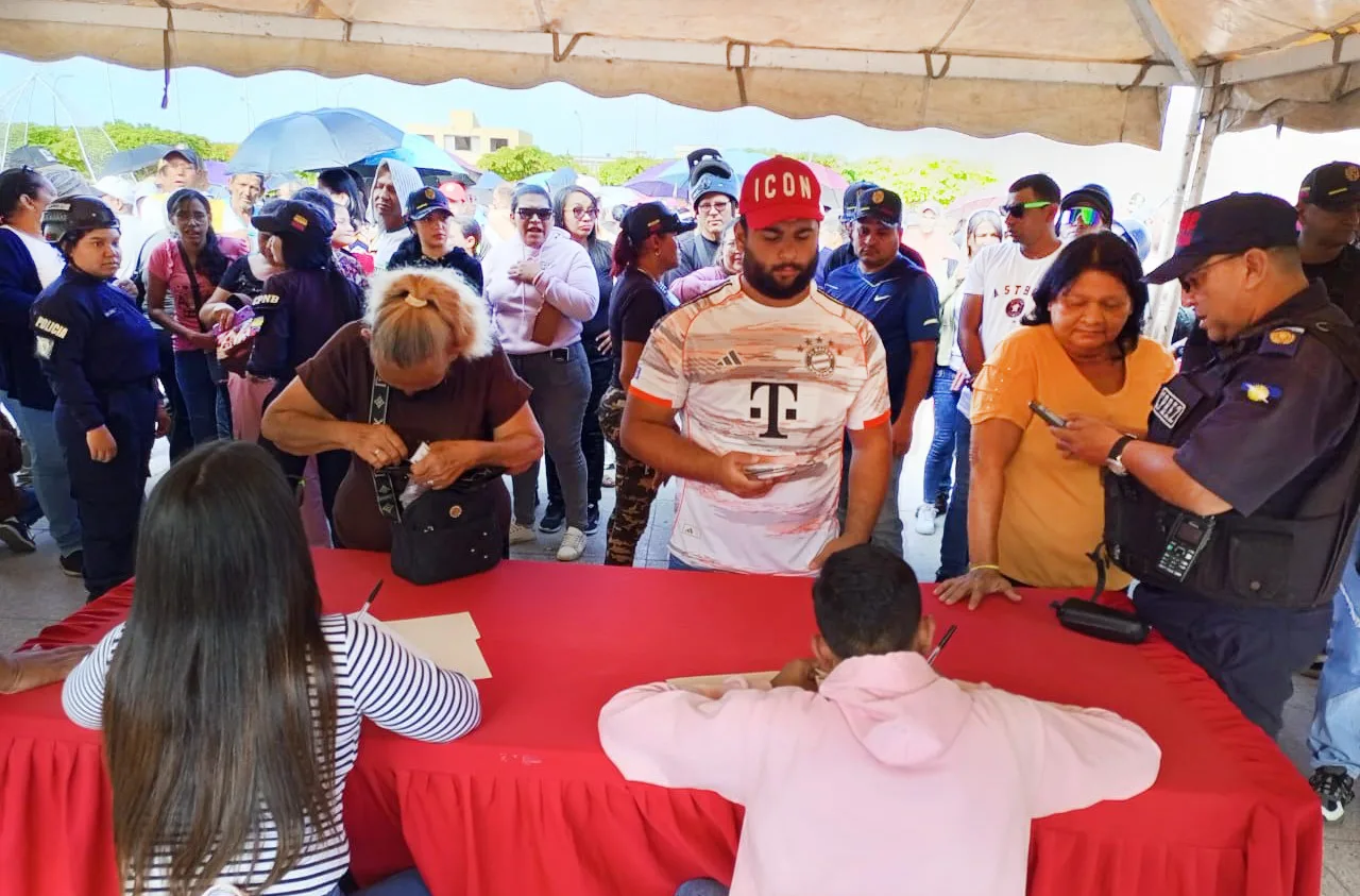 Recolección de firmas en respaldo a Maduro