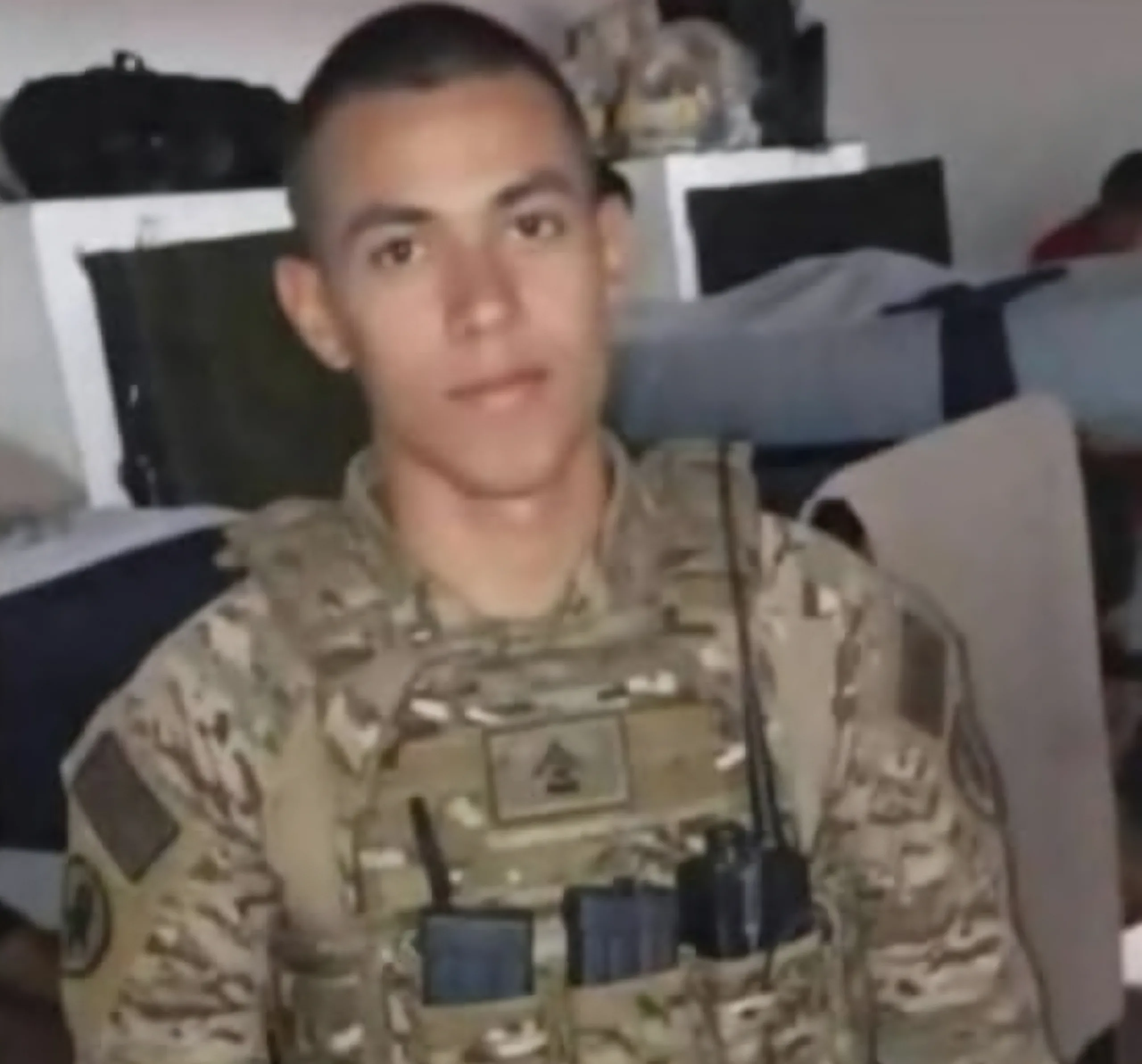Familiares, amigos y compañeros de armas despidieron durante la mañana de este martes seis de enero de 2026 al joven soldado Carlos Julio Quiñones Perozo, de 24 años de edad y oriundo del sector Las Delicias del municipio Valmore Rodríguez del estado Zulia.