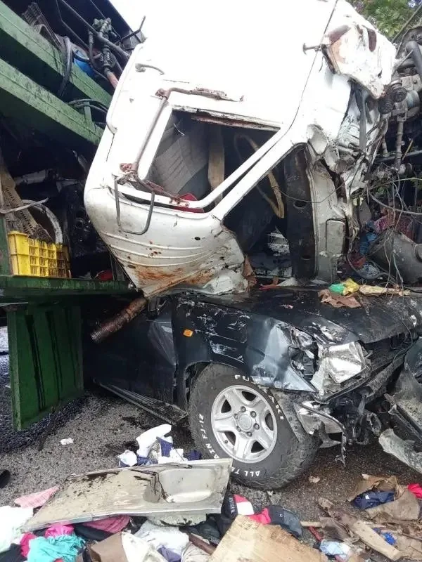 Camión del aseo queda sin frenos y causa tragedia en La Tendida
