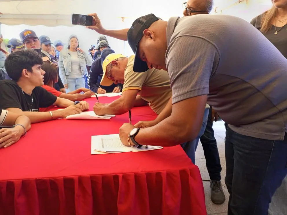 Recolección de firmas en respaldo a Maduro
