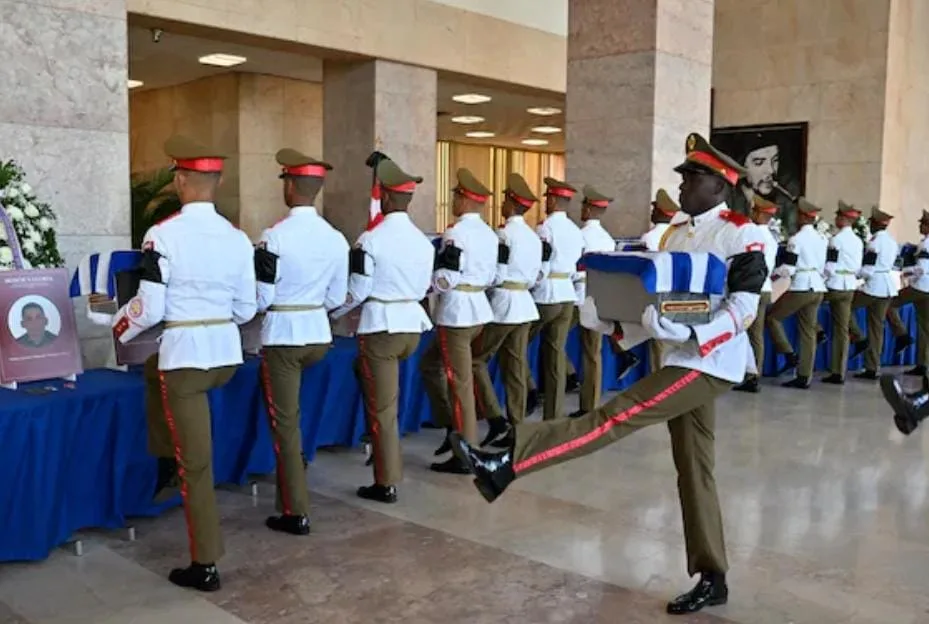 32 militares cubanos